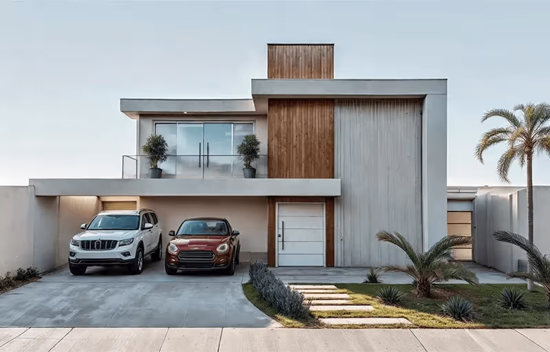 Casa moderna de dois andares com fachada branca e de madeira, garagem com dois carros estacionados e jardim com palmeiras.