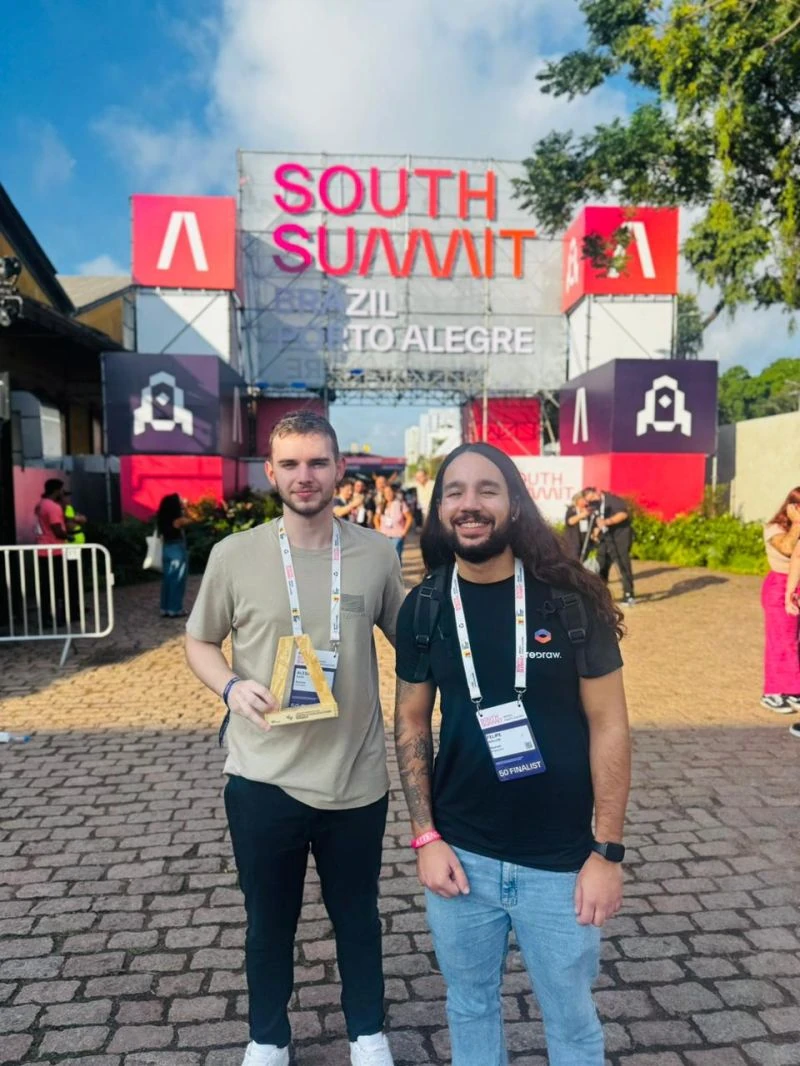 Equipe do Redraw no palco do South Summit 2026 em Porto Alegre